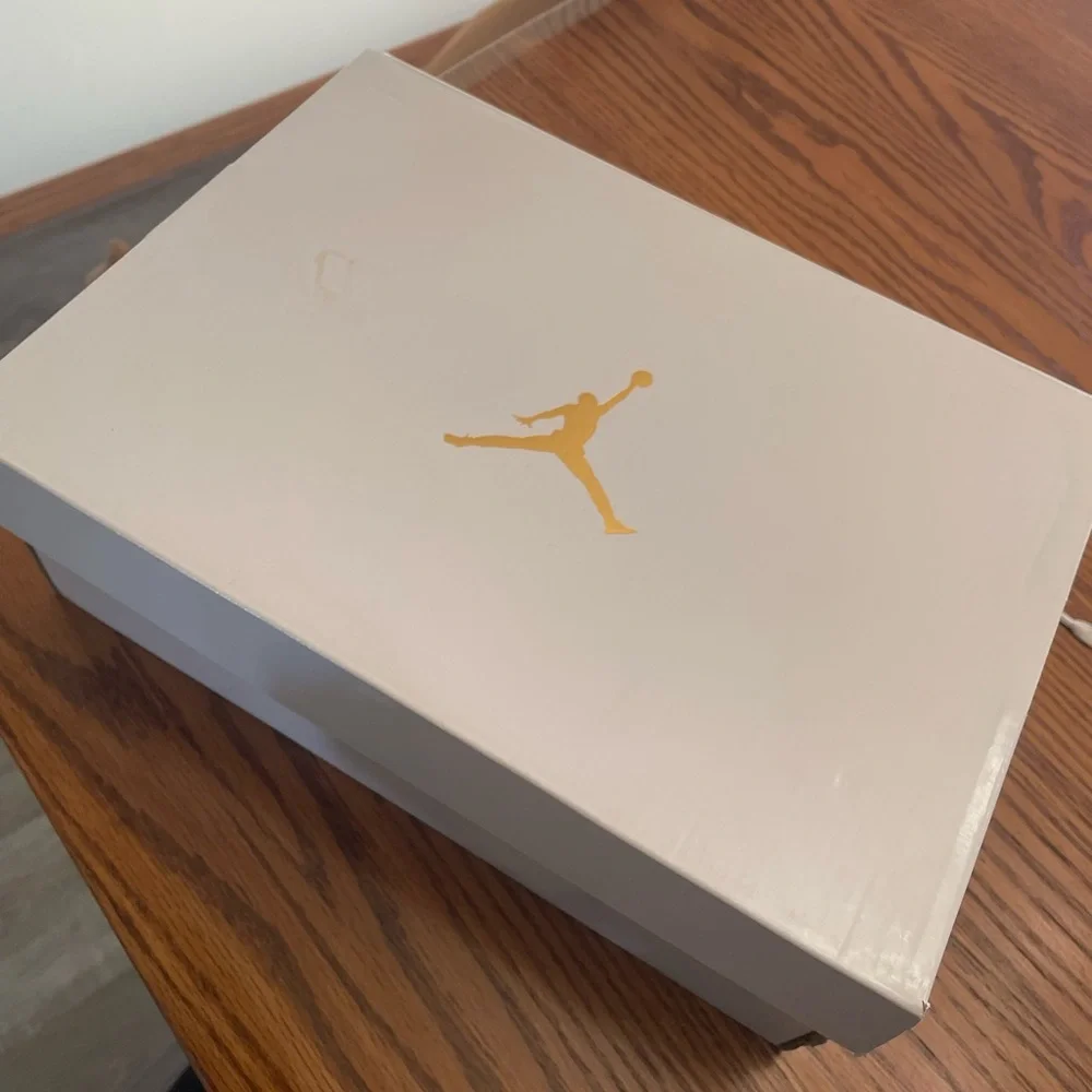 WMNS AIR JORDAN 1 MID SE - Picture 5 of 15